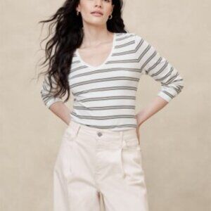NWT Banana Republic Factory Store Timeless Long Sleeve VNeck Tee (Size Medium)